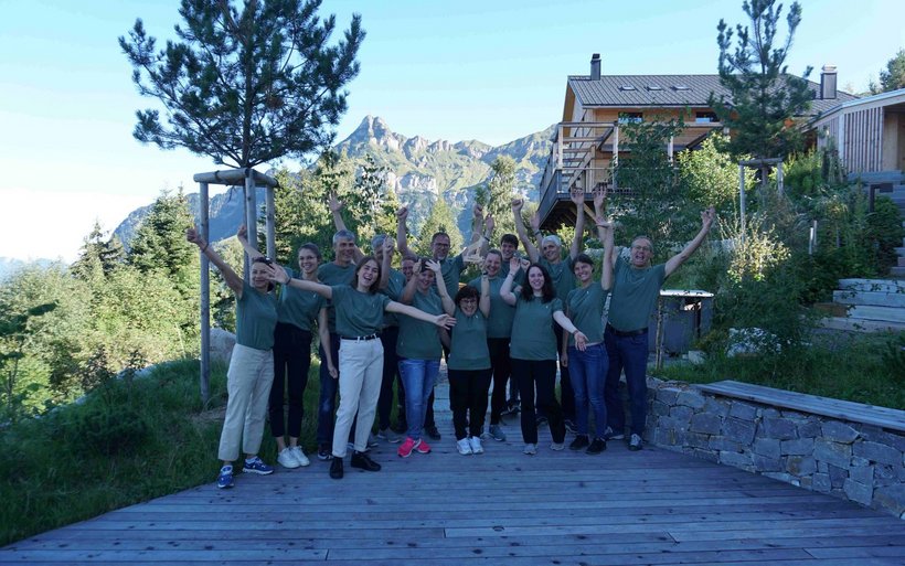 Das Team der Berglodge 37 und Eingetümer Martin Rechle (rechts aussen) freuen sich über die «Ibex fairstay»-Auszeichnung. 
