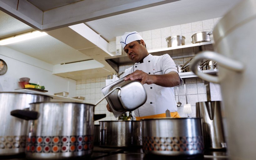 un employé en cuisine