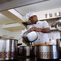 un employé en cuisine