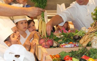 des enfants éduqués au goût