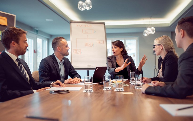 Diskutieren am Tisch über die Zukunft