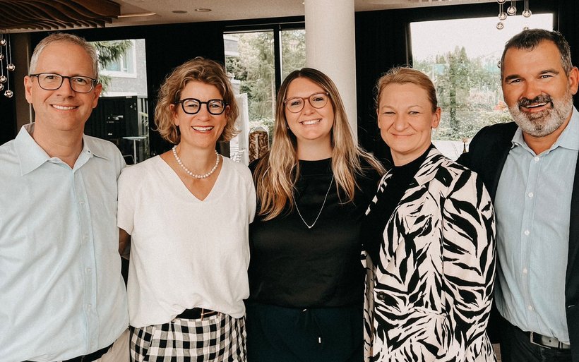 Haben zum indie Camp über künstliche Intelligenz eingeladen: Indie-hotels Founder und Coaches Sven Häberlin, Nicoletta Müller, Melissa Gasser, Elisabeth Erber, Michael Böhler (v.l.)