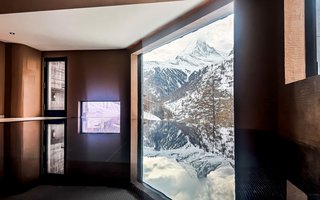 Die Wellnessanlage mit Blick aufs Matterhorn.