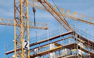Bauprojekt mit Kränen und Baugerüst