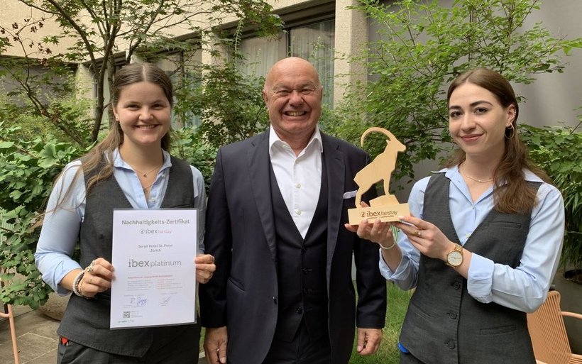 Matthias Ramer, Cluster General Manager Sorell Hotel St. Peter mit Projektteam Nachhaltigkeit Daria Tobler (l.) und Daliah Süss.