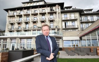 Le directeur devant le Grand Hôtel des Rasses