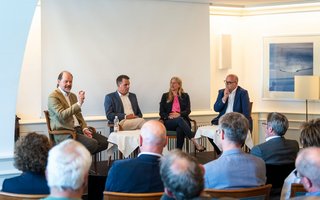 Referent Klaus-Dieter Koch im Podiumsgespräch mit Jan Steiner, Bettina Bülte und Reto Wilhelm.  