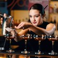 Bartenderin Melina Reusser bei der präzisen Arbeit am Glas. Gefordert sind Kreativität und handwerkliche Sorgfalt ohne Alkohol.
