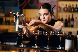 Bartenderin Melina Reusser bei der präzisen Arbeit am Glas. Gefordert sind Kreativität und handwerkliche Sorgfalt ohne Alkohol.