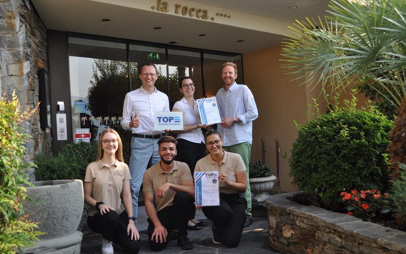 Marcel Krähenmann, General Manager La Rocca Living Hotel Group, Sheila Citriniti, Resident Manager Parkhotel Emmaus, Lukas Gasser, Fachspezialist Bildungsmarketing HotellerieSuisse, Céline Meni, 1. Lehrjahr Hotel-Kommunikation, Bilal Foulfoul, 2. Lehrjahr Hotel-Kommunikation, und Lorena Perez, Hotelkommunikationfachfrau & Marketingsassistentin (v.o.n.u.v.l.).