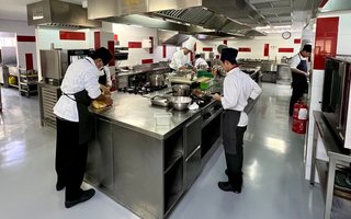 L’Ecole hôtelière suisse de Lucerne (SHL) s’engage à Phnom Penh pour la formation de jeunes talents.