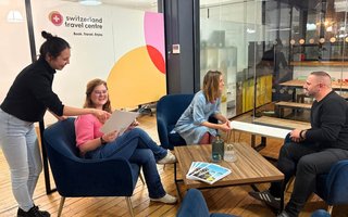 Menschen Sitzen vor einer Logowand