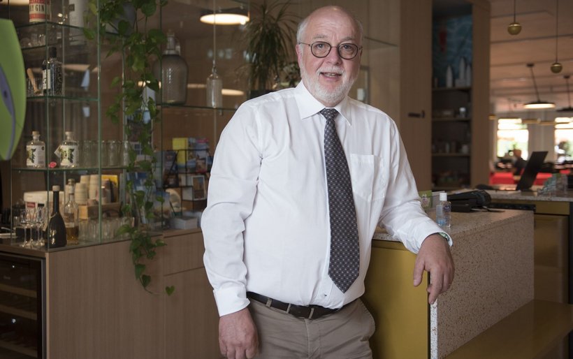 «Keine Zeit für Konflikte und Spannungen» – Projektleiter Séverin Bez an der Réception des Lab Hotel in der Hotelfachschule Thun.