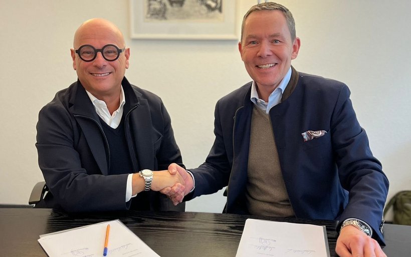 Stefano Artioli (l.) und Karl Heinz Pawlizki bei der Vertragsunterzeichnung