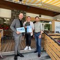 Zertifikationsübergabe: Reto Keller, Direktor Sunstar Hotel Lenzerheide, Louisa Rompe, Vizedirektorin & HR-Leiterin Sunstar Hotel Lenzerheide, und Marc Tischhauser, Geschäftsführer Gastro Graubünden(v.l.).