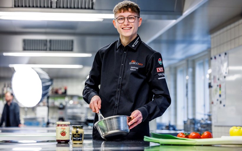 Lerndender in der Küche