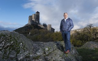 Damian Constantin vor der Basilique de Valère in Sion.