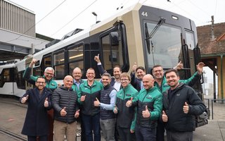Gruppenbild mit Stadler Zug