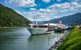 En plein essor, les croisières fluviales attirent une clientèle appréciant la lenteur, le confort à bord et l’accès facilité aux sites touristiques.