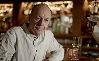 Der Weinkenner Stefan Keller macht sich für den Wein mit Kohlensäure stark.