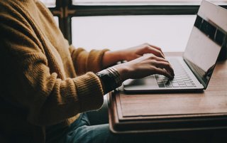 Symbolbild Frau am Laptop