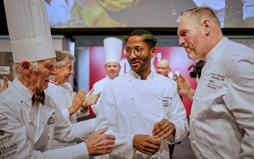 Anton Mosimann und Christian Stucki feiern mit Euloge Malonga (Mitte) den «Bocuse d’Or Schweiz»-Sieg (v.l.).