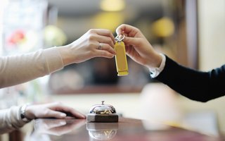 Überreichen eines Schlüssels von Hand zu Hand