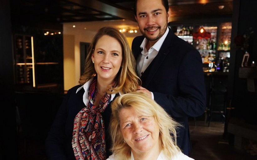 Die Gastgeber im Hotel Mirabeau Zermatt, Francis und Marie Reichenbach-Julen, mit Küchenchefin Géraldine Geroué.