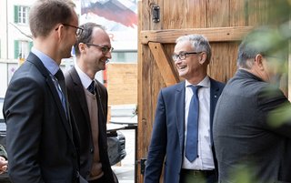 Franz Sepp Caluori (r.), Präsident Gastro Graubünden, begrüsst die Gäste.