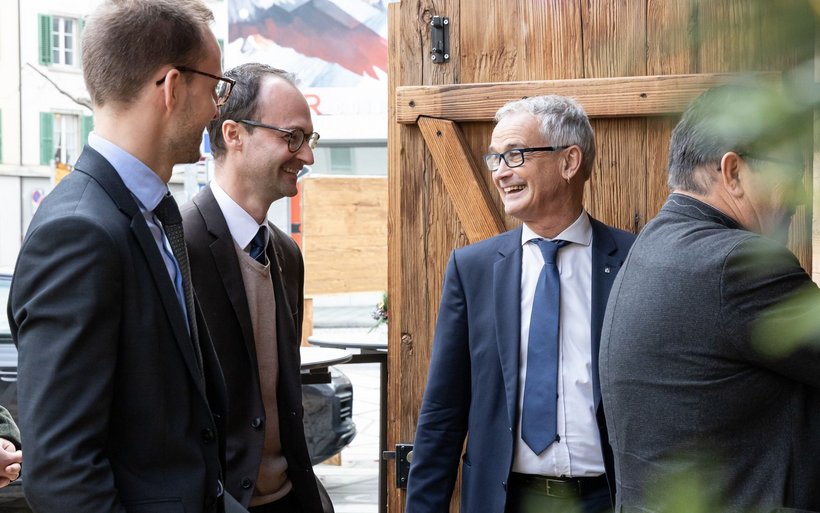 Franz Sepp Caluori (r.), Präsident Gastro Graubünden, begrüsst die Gäste.