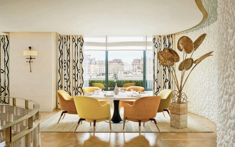 Im Luxushotel Cheval Blanc in Paris versprühen natürliche Farben und Materialien das Gefühl von Behaglichkeit.