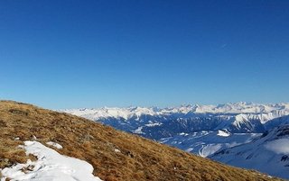 Schneearme Pisten in Graubünden zwingen Betriebe in Skigebieten erneut zur Kurzarbeit.