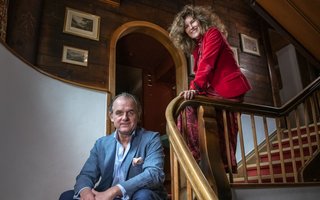 Clemens Gregor und Astrid von Stockar in der Chesa Grischuna in Klosters.