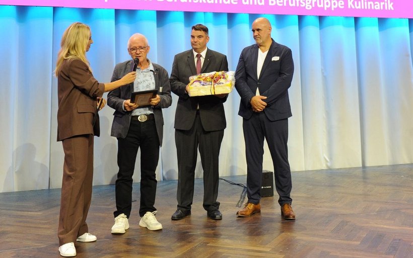 Moderatorin Nicole Berchtold, Preisträger Erwin Mumenthaler, Beat F. Hostettler, Präsident GastroStadtBern und Umgebung