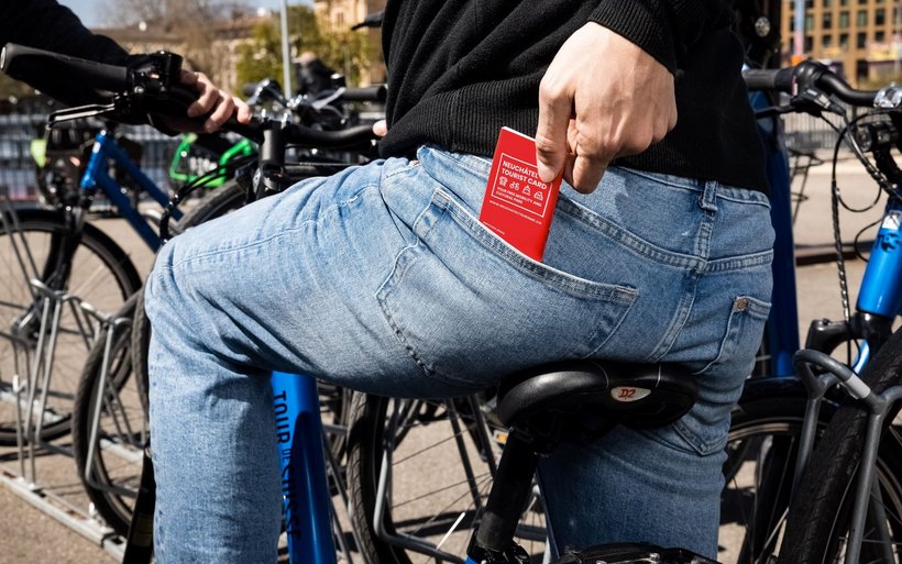 La Neuchâtel Tourism Card dans une poche