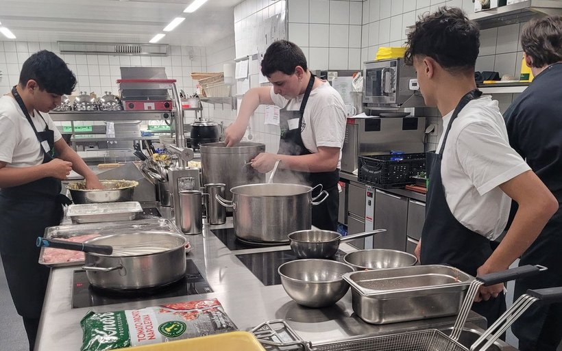 Schüler in der Küche