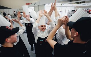 Die Junioren-Kochnati freut sich über ihre erste Goldmedaille an der Olympiade der Köche.
