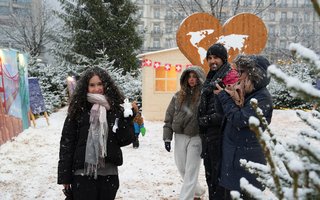 Der Winter Park Interlaken nutzt den öffentlichen Raum auf der Höhematte als Begegnungsort und macht Tourismussensibilisierung für Einheimische und Gäste erlebbar.