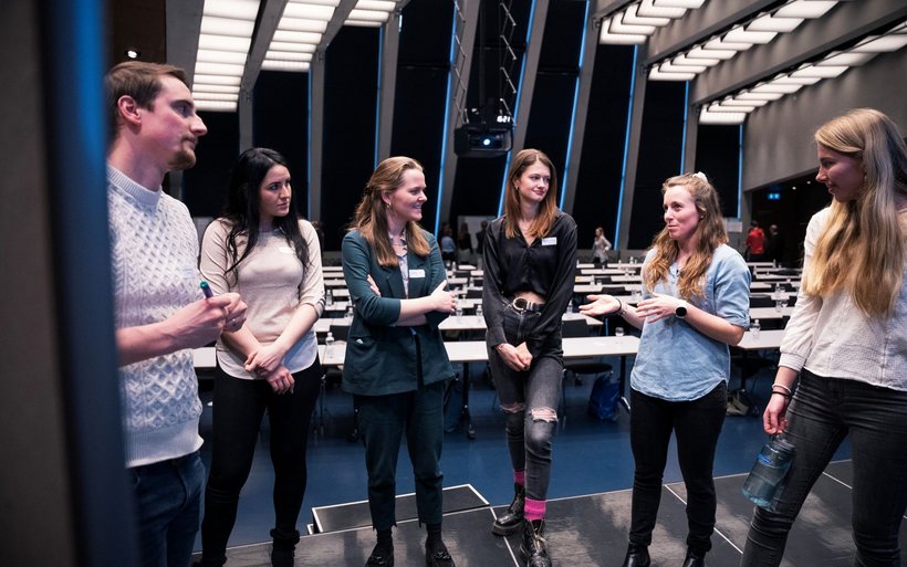 Teilnehmende Millenials im Workshop