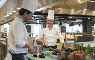 Koch und Köchin in der Küche