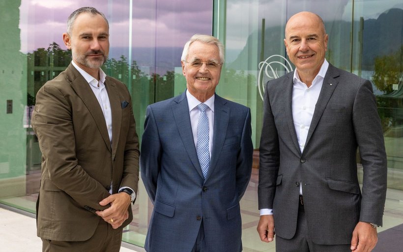 Urs Langenegger, CEO Hospitality Visions Lake Lucerne AG, Peter Pühringer, Investor und Visionär der Pühringer Foundation, mit Daniel Salzmann, CEO Luzerner Kantonalbank und Jurymitglied des Tourismus Awards (v.l.)