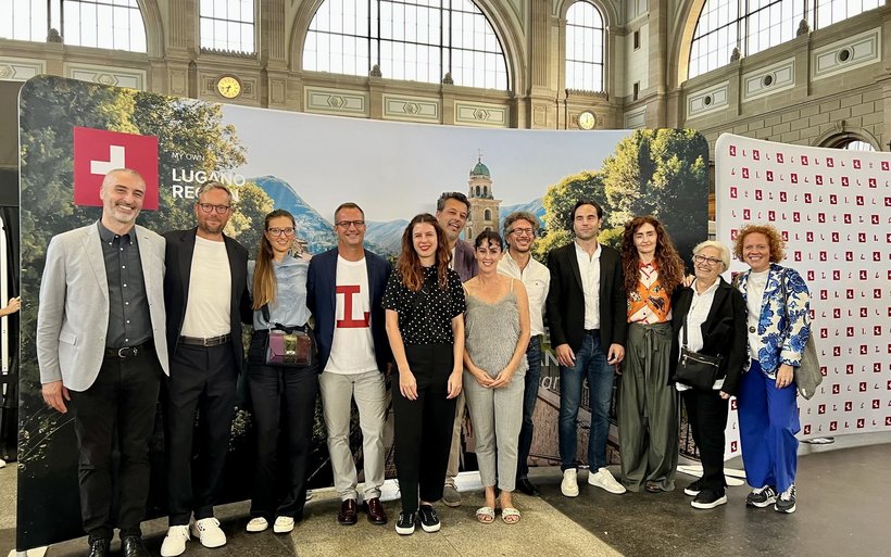 Vertreterinnen und Vertreter an der «Lugano Art Parade»: Paolo Maiullari, Responsabile della ricerca del Museo delle Culture, Martin Hellrich, PR Bally Foundation, Caterina Donati, Head of Cultural Engagement Bally Foundation, Massimo Boni, Director of Lugano Region, Laura Pomari, Project Manager Marketing and Communication del Museo d’Arte della Svizzera italiana, Sarah Greenwood, Head of Marketing, Communication and Fundraising del Museo d’Arte della Svizzera italiana, Alessio Manzan, Responsabile Brand e Comunicazione del LAC Lugano Arte e Cultura, Luigi Di Corato, Direttore della Divisione Cultura della Città di Lugano, Gregory Birth, Responsabile Marketing e Sviluppo vendite del LAC Lugano Arte e Cultura, Tecla Riva, Presidente Associazione GAL Gallerie d'Arte di Lugano sowie Elena Buchmann und Floriana Biudo, Beide Buchmann Galerie (v.l.)