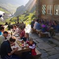 Eine SAC Hütte mit Gästen im Aussenbereich