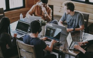 Alleine am Schreibtisch sitzen war gestern. Heute wird zusammengesessen – und dabei viel kommuniziert.