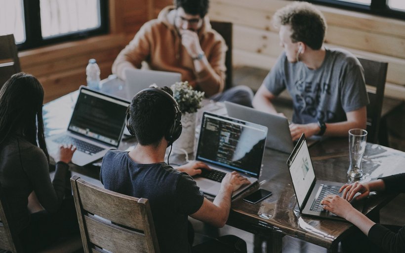 Alleine am Schreibtisch sitzen war gestern. Heute wird zusammengesessen – und dabei viel kommuniziert.