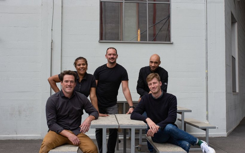 Elmira-Team: Das fünfköpfige «elmira»-Team umsorgt die Gäste den ganzen Abend lang (v.l.)_ Benjamin Décôtes-Genon (Chef de Partie), Rachida Faquir (Spülerin und Hilfsköchin), Vilson Krasnic (Chefkoch), Dominik Schmitz (Sous-Chef) und Gastgeber Nicolas Bernet.