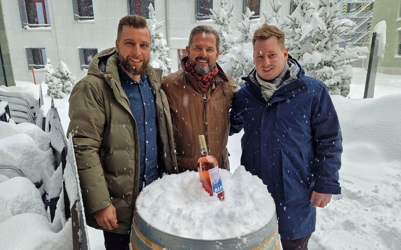 Michael Schöpfer (Verkaufsleiter Schuler St. Jakobs Kellerei), Nikolas von Haugwitz (CEO der Schuler St. Jakobs Kellerei) und Eric Weiss (Leitung Weinbar).