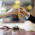 Übergabe eines Hotelzimmerschlüssels