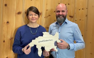 Gwendolin Bitter «übergibt» die Geschäftsstelle der Bündner Pärke per 1. April an Daniel Camenisch.