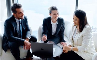 professionnels en discussion